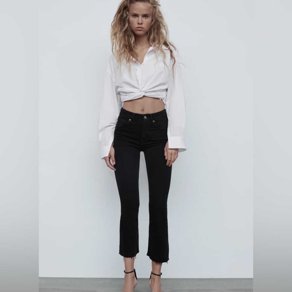 ZARA MID-RISE FLARED CROPPED JEANS TRF
